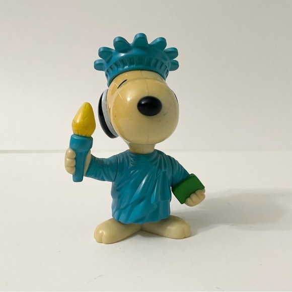 Vintage Snoopy World Tour USA Statue of Liberty Snoopy Figure - Picture 2 of 14